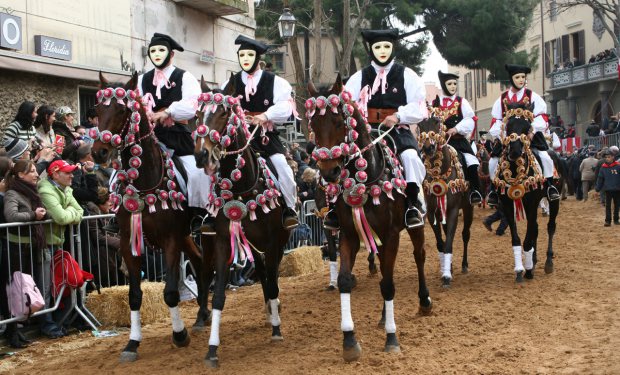 sfilata cavalieri in via Duomo