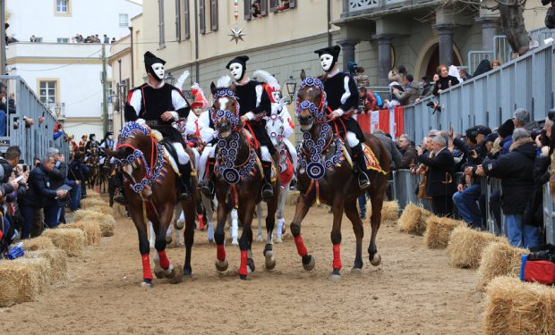 Corteo dei cavalieri della Sartiglia in via Duomo