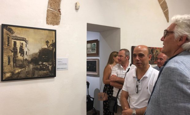 il presidente della fondazione oristano angelo bresciani e l'assessore massimiliano sanna davanti al quadro primo classificato