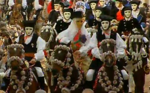 la pariglia di su componidori guida il corteo di 120 cavalieri