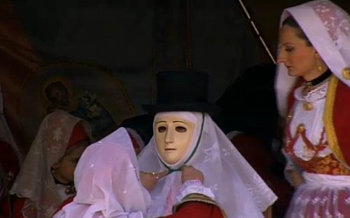 le massaieddas sistemano il cilindro sul capo di su componidori