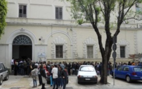 lunghe file all'ingresso del cercere