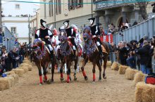 Corteo dei cavalieri della Sartiglia in via Duomo