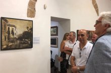 il presidente della fondazione oristano angelo bresciani e l'assessore massimiliano sanna davanti al quadro primo classificato