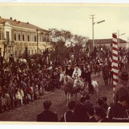 Il corteo della Sartiglia nella via Solferino per la corsa delle Pariglie - Anni '60